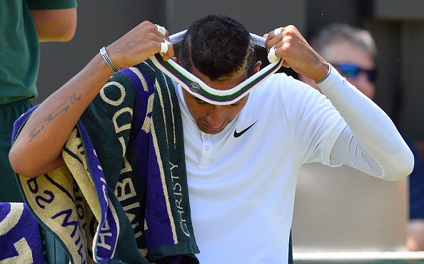 Kyrgios phải cởi bỏ băng quấn đầu của chính Wimbledon sản xuất