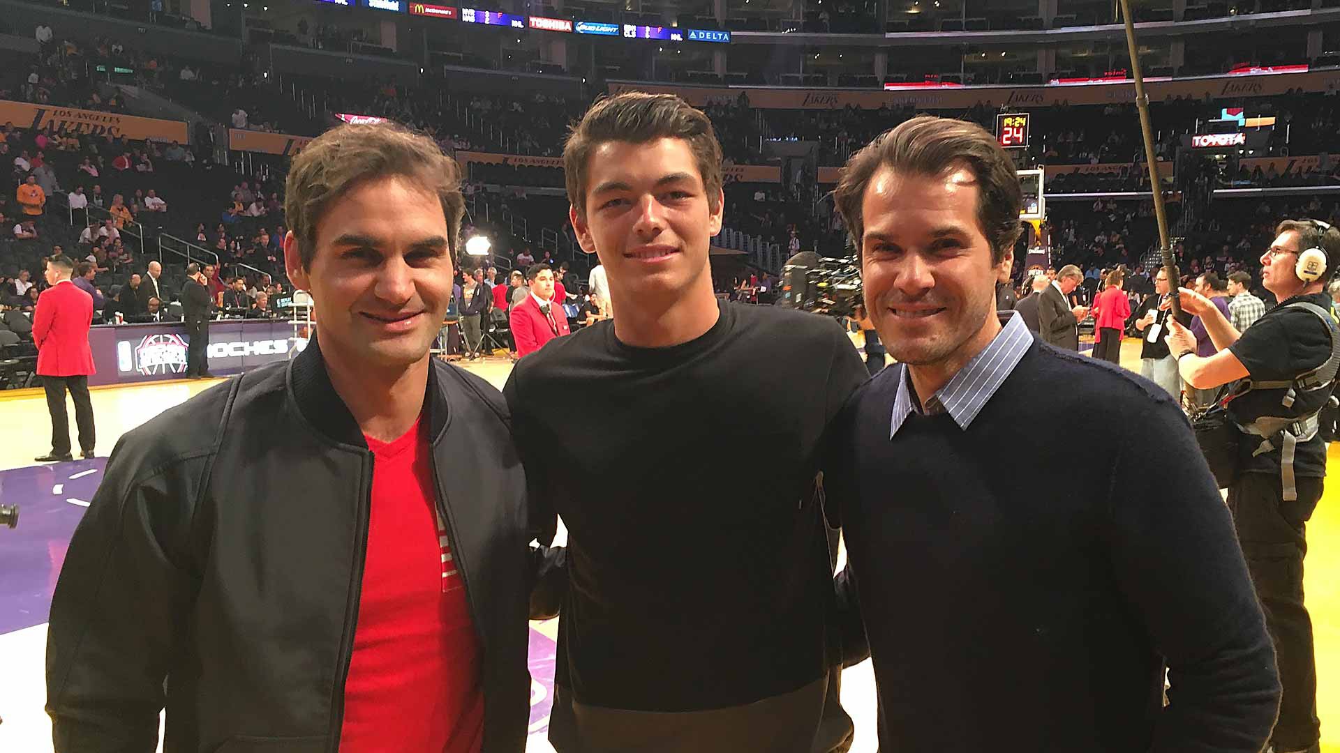 Fritz chụp ảnh cùng 2 tay vợt kỳ cựu: Roger Federer và Tommy Haas