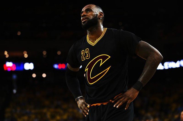 LeBron bỏ họp báo vì phải chờ đợi quá lâu