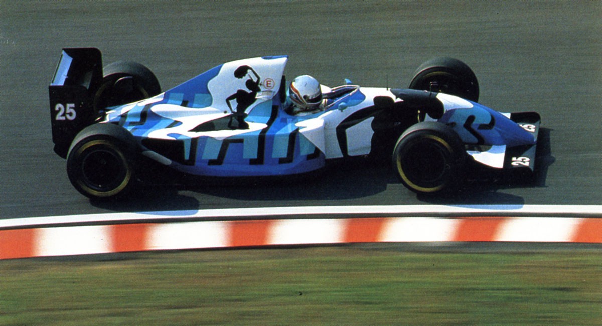 Thêm một thiết kế khó hiểu nữa được Ligier trình làng năm 1993.