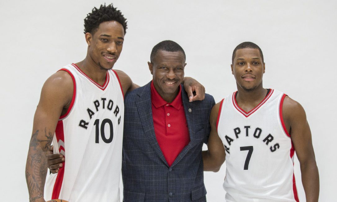 HLV Dwane Casey chụp ảnh cùng DeRozan (phải) và Lowry