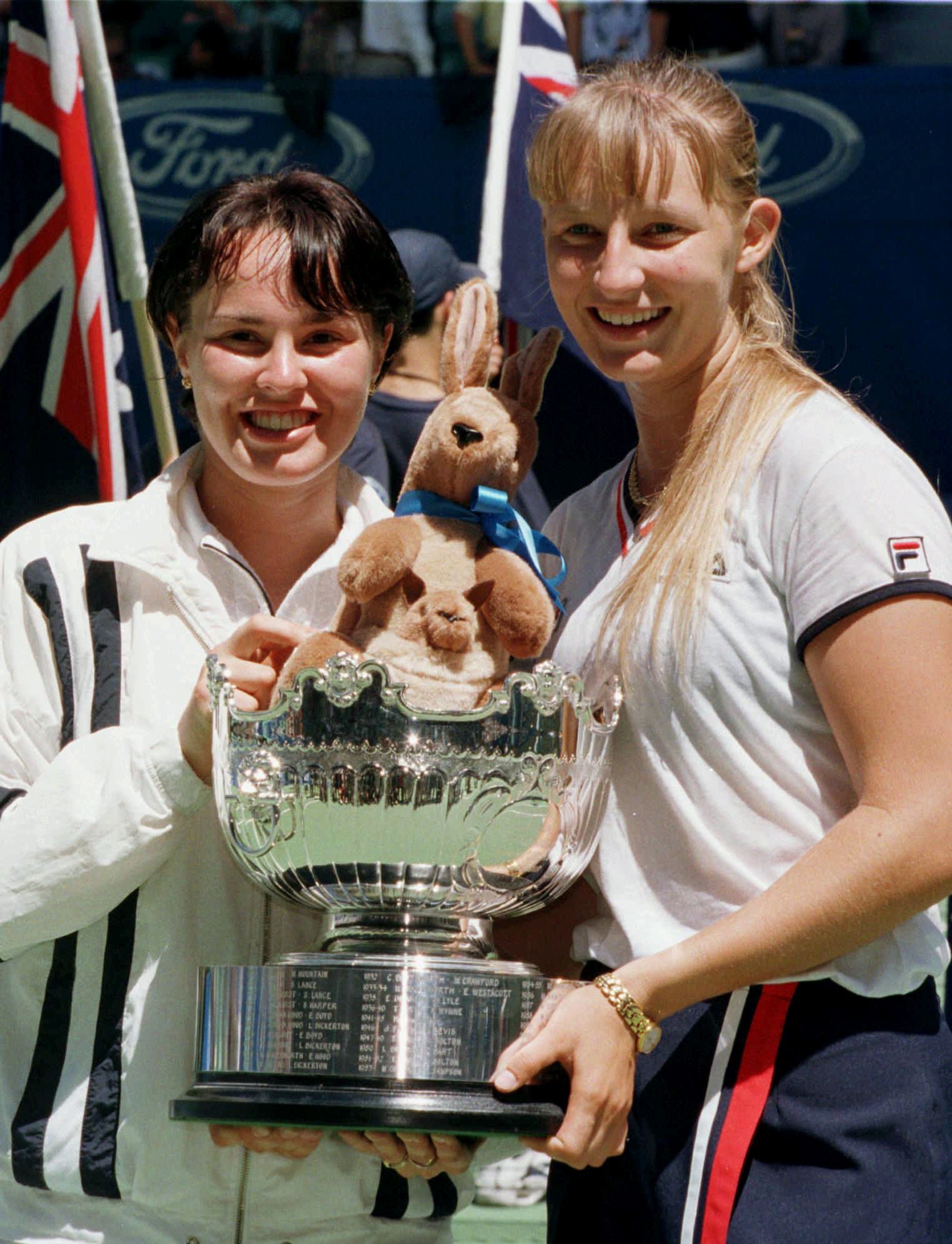 Lucic-Baroni (phải) và Matina Hingis vô địch đôi nữ Australian Open 1998