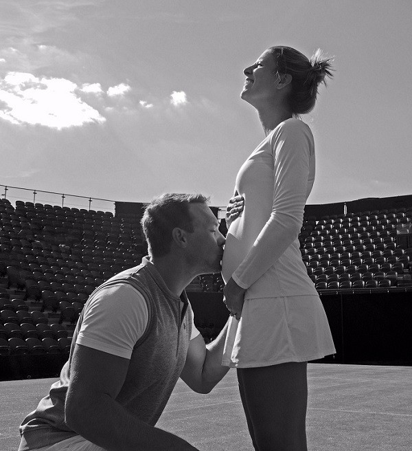 Minella xác nhận đang mang bầu với bức ảnh chụp tại Wimbledon cùng người chồng Sommer