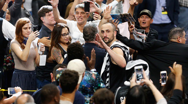 Manu Ginobili được các cổ động viên Spurs tri ân