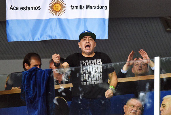 Sự cổ vũ cuồng nhiệt của Diego Maradona là không đủ để giúp Argentina lật ngược tình thế