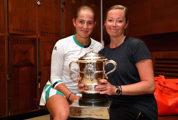 Jelena Jakovleva, mẹ của Ostapenko và con gái ăn mừng danh hiệu Roland Garros