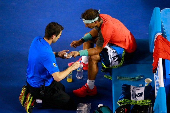 Bàn tay rớm máu của Nadal trong trận bán kết với Federer tại Australian Open 2014