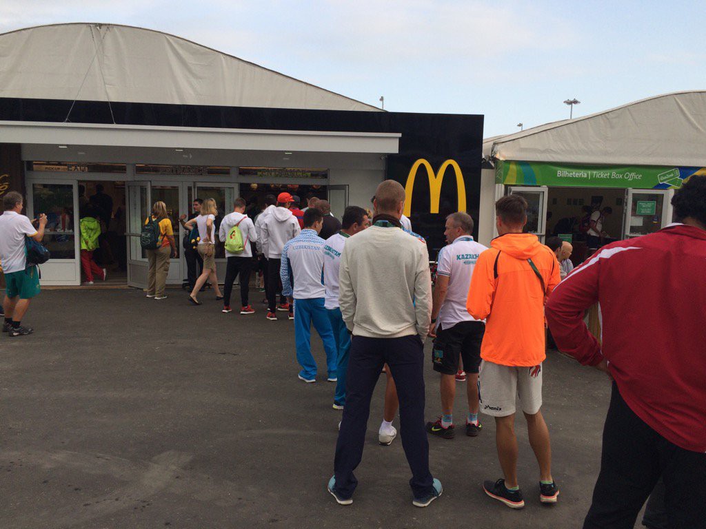 Hàng dài người xếp hàng ở cửa hàng ăn nhanh McDonald's trong làng VĐV