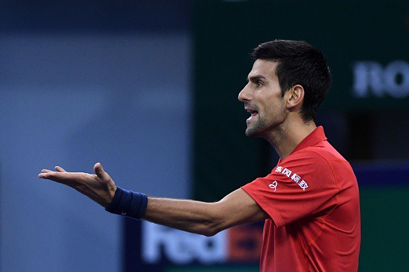 Djokovic tranh cãi với trọng tài trong một pha bóng ở trận bán kết với Roberto Bautista Agut