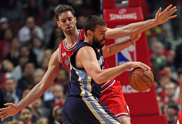 Cặp anh em nổi tiếng người Tây Ban Nha: Pau (trái) và Marc Gasol