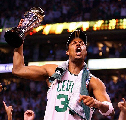 Chiếc áo số 34 của Paul Pierce được treo vĩnh viễn ở Boston Celtics