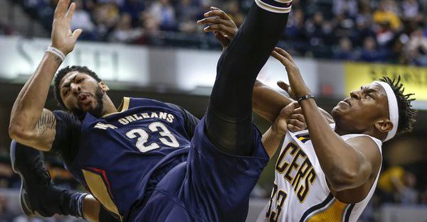 Anthony Davis dính chấn thương sau pha va chạm với Myles Turner