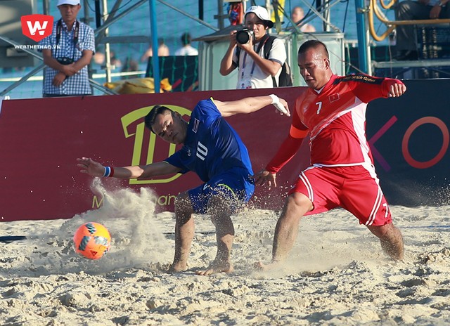 Trận đấu diễn ra căng thẳng từ những phút đầu tiên. Môn bóng đá bãi biển có 3 hiệp, mỗi hiệp 12 phút