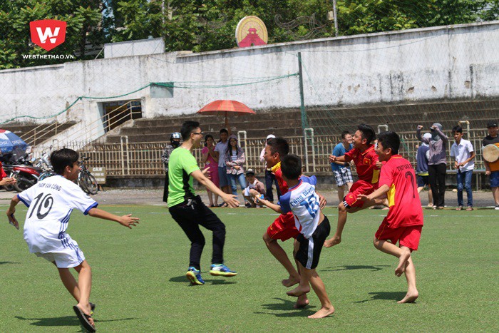 ... giúp các cầu thủ áo đỏ gỡ hòa 2-2.