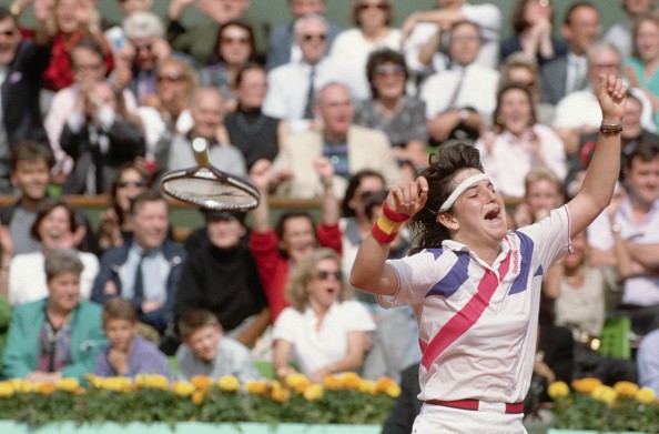 Sinh ra trong một gia đình tennis với cả 2 người anh trai đều trở thành tay vợt chuyên nghiệp, Arantxa Sanchez Vicario là người đạt được nhiều thành công nhất. Tay vợt của Tây Ban Nha lần đầu vô địch Grand Slam tại Roland Garros 1989, sau khi bất ngờ đả bại Steffi Graf 7-6 (6), 3-6 và 7-5. Lúc đó, Sanchez mới 17 tuổi 174 ngày, một kỷ lục hồi đó.