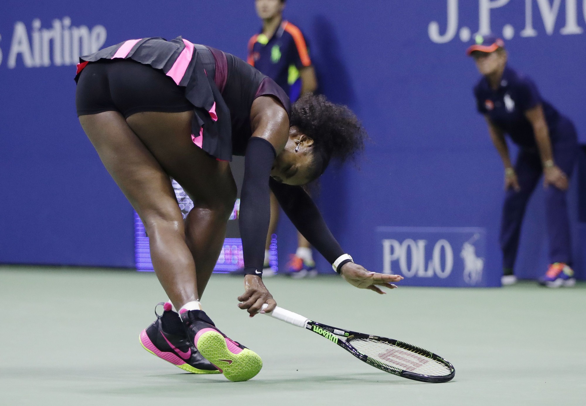 Serena vất vả chống đỡ những cú giao bóng uy lực của Pliskova