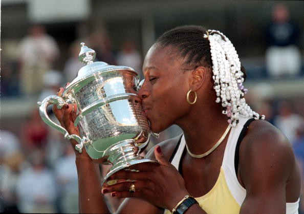 Quần vợt nữ thế giới những năm gần đây thuộc về Serena Williams trong vài năm trở lại đây, song sức mạnh của tay vợt người Mỹ đã sớm được biết đến từ thời còn rất trẻ. Grand Slam đầu tiên của Serena trong tổng số 21 danh hiệu đã đạt được đến vào năm 1999. Tại giải đấu trên sân nhà, US Open, Serena đã đánh bại Martina Hingis sau 2 set với tỷ số 6-3, 7-6 (4).