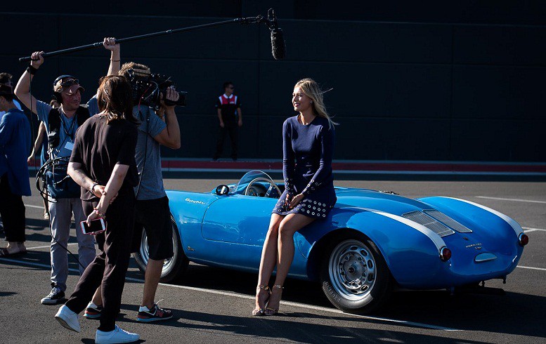 Sharapova chụp hình cho nhà tài trợ Porsche