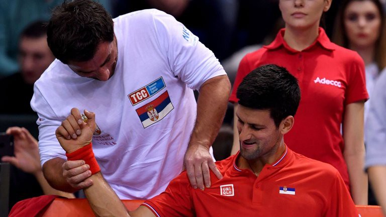 Djokovic được chăm sóc y tế khi Serbia gặp Nga ở Davis Cup đầu tháng 2