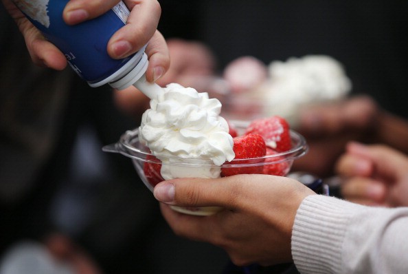 Dâu tây trộn với kem là món ăn không thể thiếu tại Wimbledon