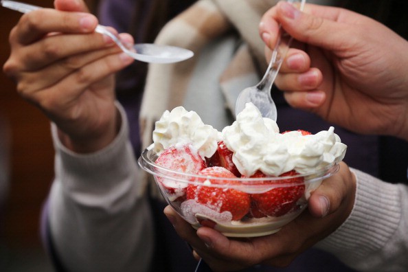 Dâu tây với kem là món ăn truyền thống tại Wimbledon