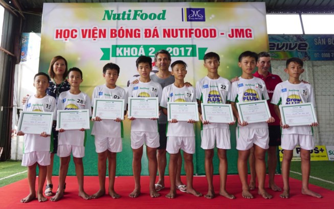 Quang Hiển (thứ 4 từ trái) trúng tuyển khóa II Học viện bóng đá NutiFood-JMG