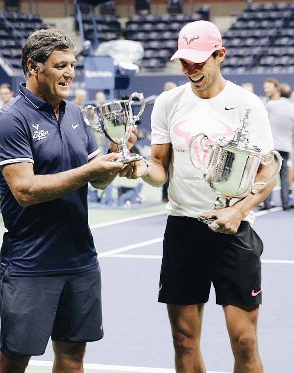 Toni Nadal nhận chiếc cúp danh dự từ BTC US Open
