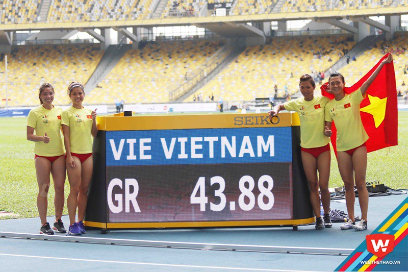 Tú Chinh và các đồng đội phá kỷ lục SEA Games với thời gian 43 giây 88