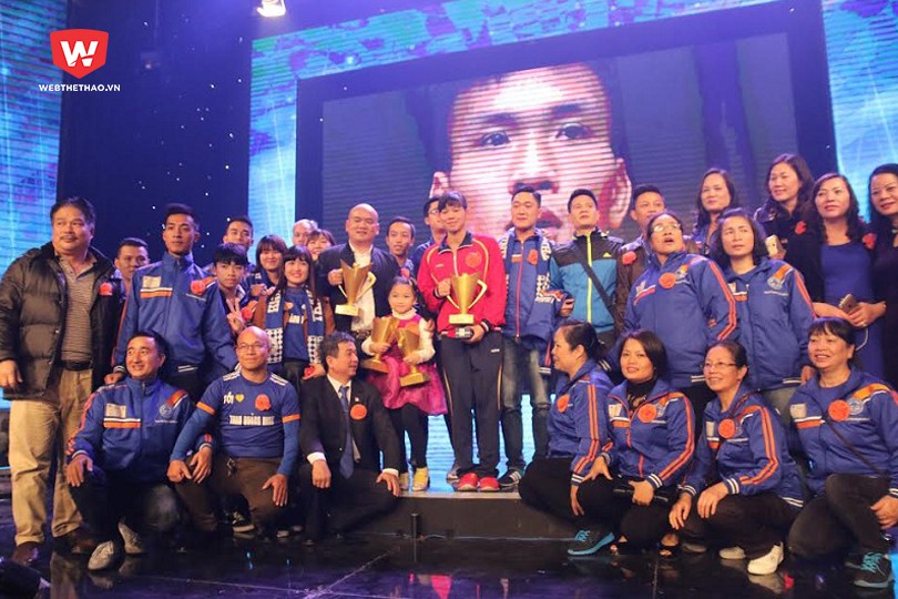 Hội CĐV Than Quảng Ninh chụp ảnh cùng Ánh Viên trong đêm Gala Cúp Chiến thắng