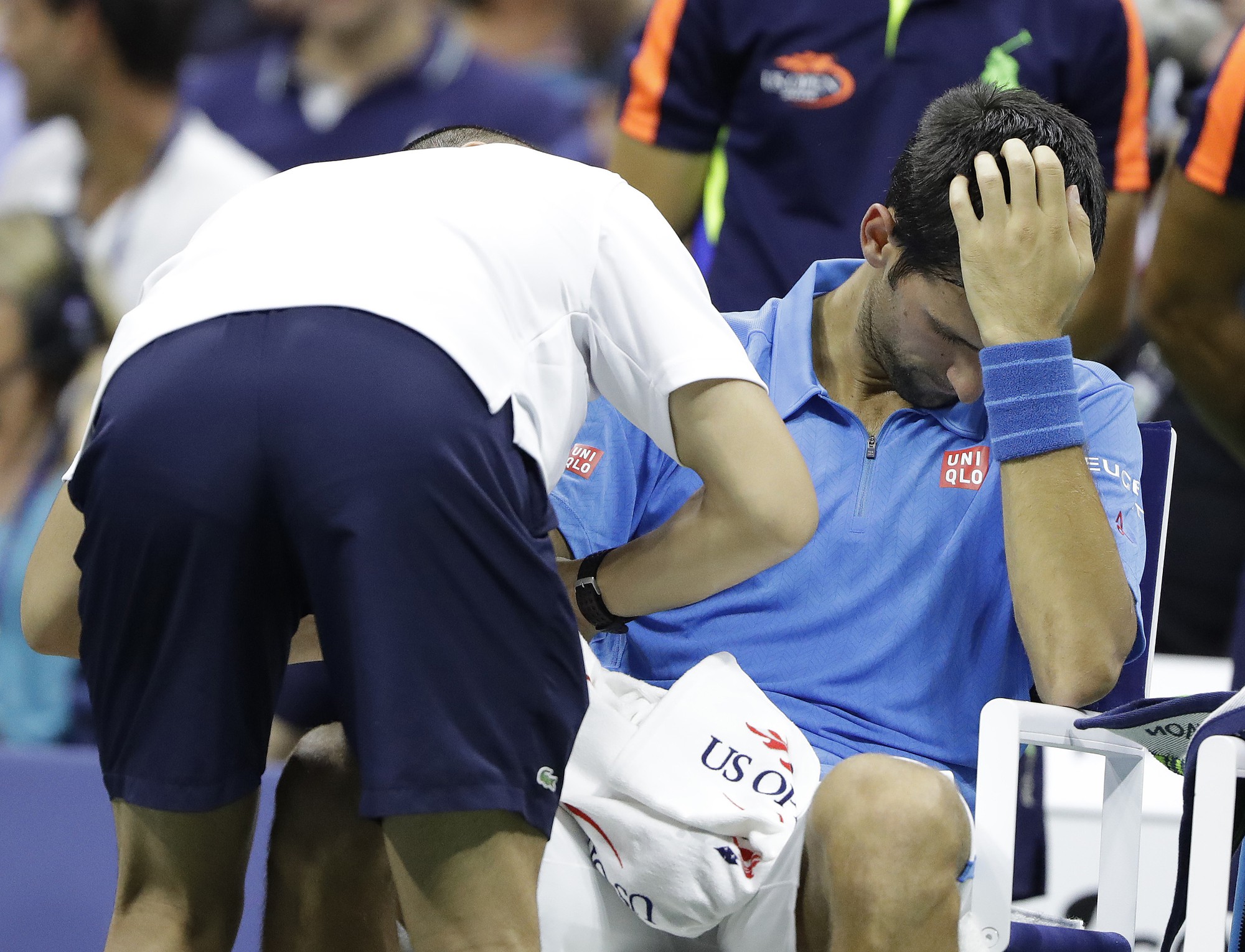 Djokovic được bác sĩ chăm sóc chấn thương vai