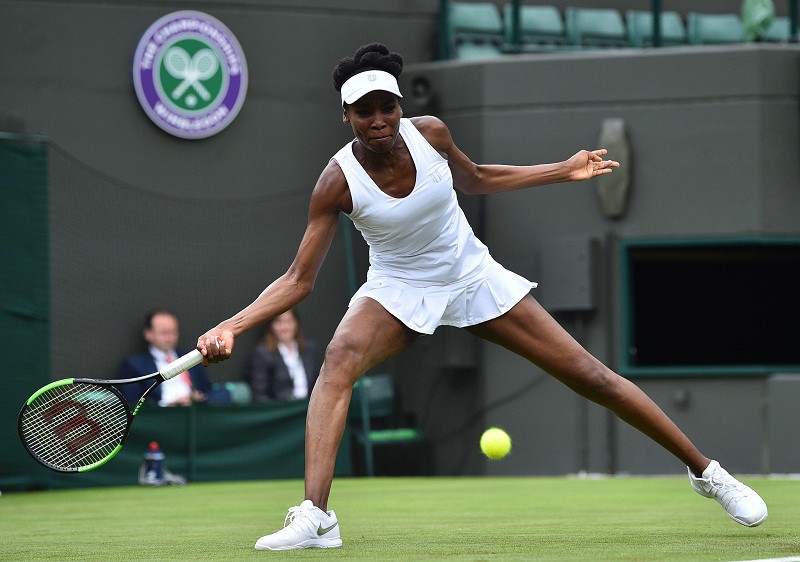 Venus Williams, 37 tuổi, vượt qua vòng 1 Wimbledon