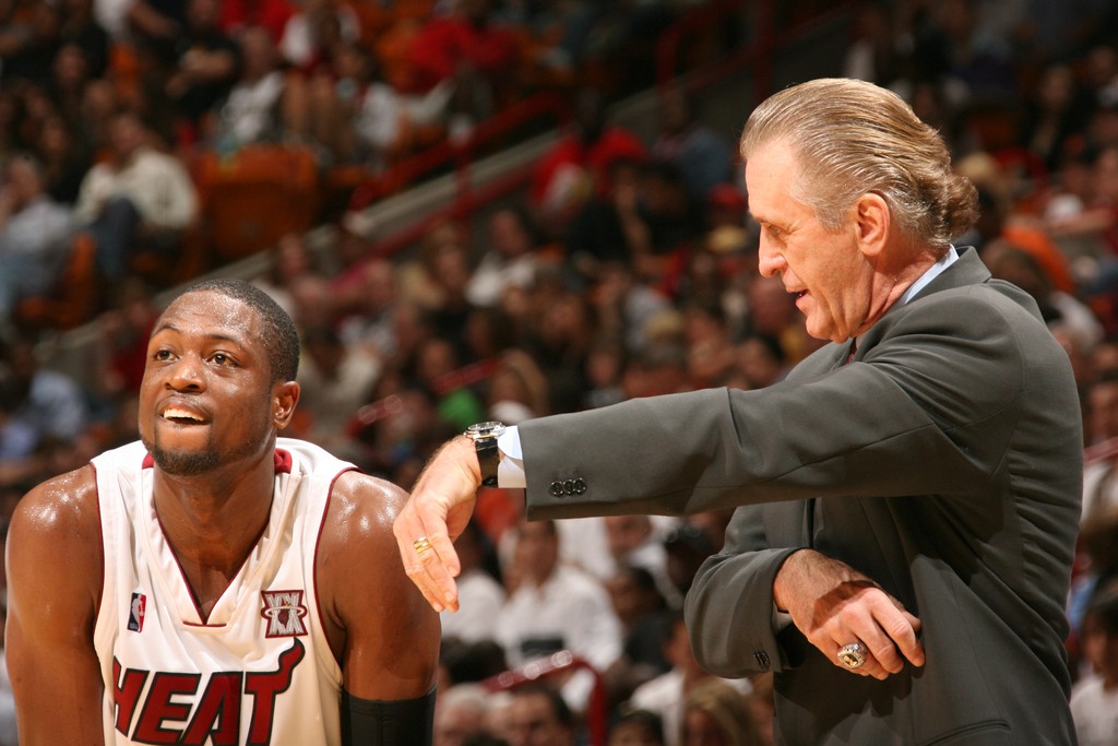 Dwyane Wade (trái) chưa đọc thư của chủ tịch Pat Riley