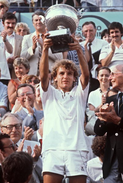 Cựu số 1 thế giới Mats Wilander là người thứ 8 trong danh những tay vợt trẻ nhất vô địch Grand Slam. Năm 1982, tay vợt người Thụy Điển vượt qua “Vua đất nện” vào thời điểm đó, Guillermo Vilas ở trận chung kết Roland Garros với tỷ số 1-6, 7-6 (6), 6-0 và 6-4. Trong sự nghiệp của mình, Wilander giành được 7 Grand Slam và chỉ thiếu chức vô địch tại Wimbledon.