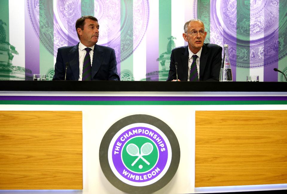 Chủ tịch Wimbledon, Philip Brook (trái) và Giám đốc điều hành Richard Lewis trong buổi họp báo