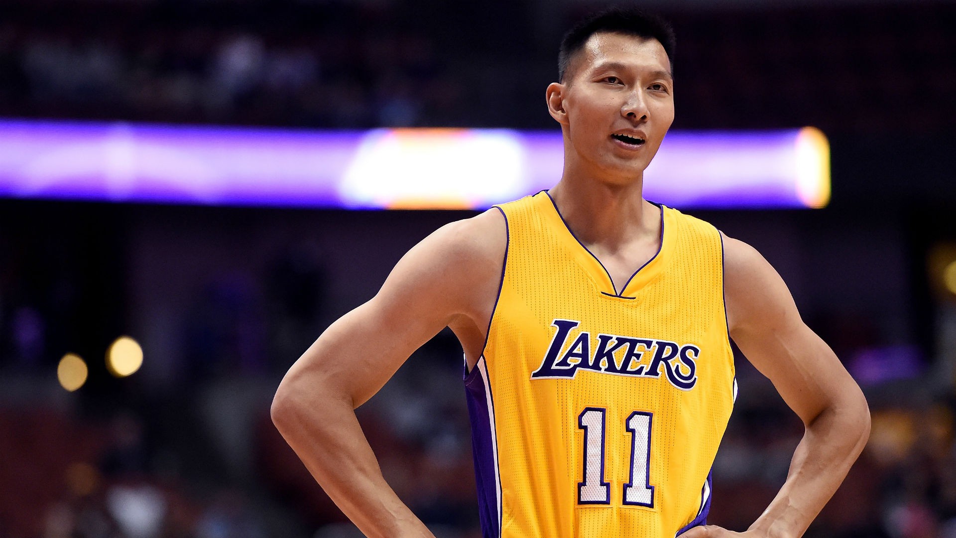 Yi Jianlian là cầu thủ người Trung Quốc nhận lương cao nhất thế giới