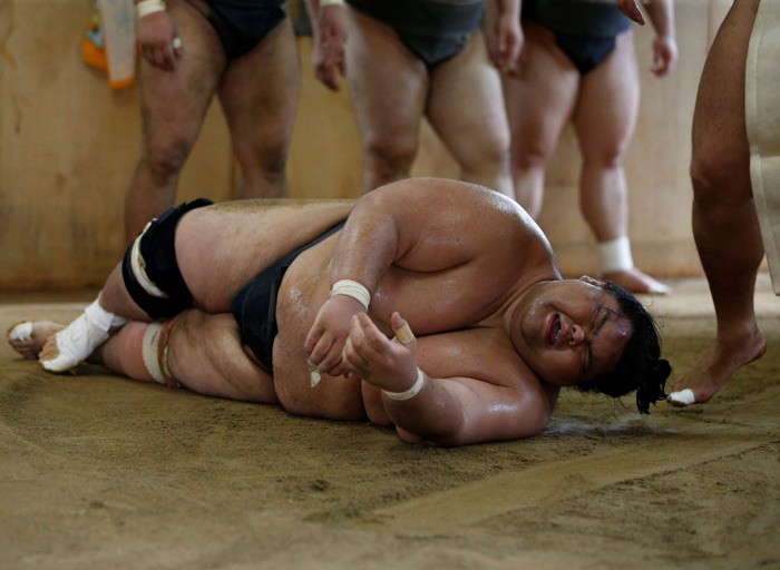 Mục đích thi đấu của môn vật Sumo là đẩy đối phương ra khỏi sàn đấu tròn, hoặc khiến cho đối thủ ngã