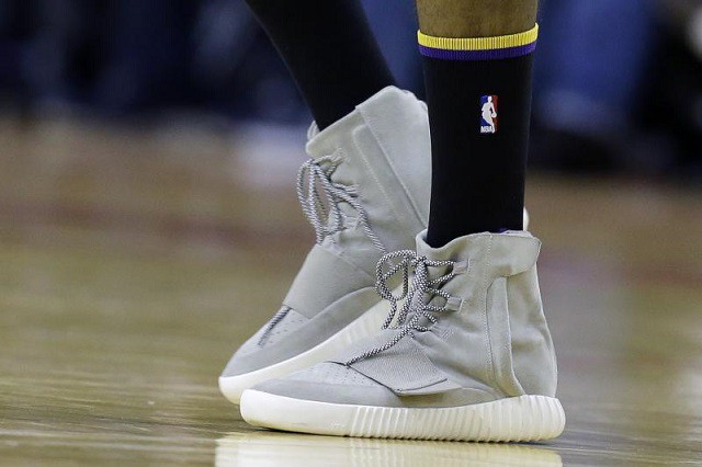 Young hợp tác với Adidas năm 2015 là sự kiện khá bất ngờ khi hậu vệ của Los Angeles Lakers thường xuyên sử dụng giày của Nike.