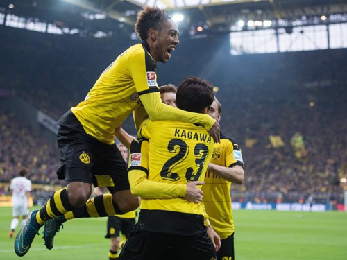 Borussia Dortmund cũng có thắng lợi tưng bừng 5-1 trước FC Augsburg trong đó tam tấu Shinji Kagawa, Marco Reus và Pierre-Emerick Aubameyang xứng đáng được chấm điểm 10 cho chất lượng 