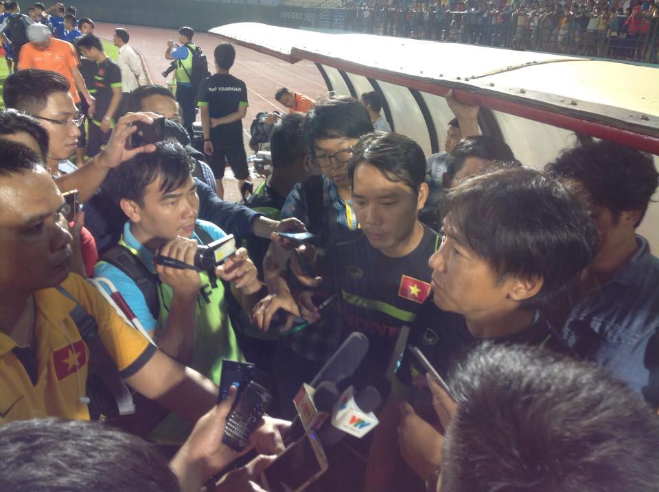 Cánh phóng viên báo chí cũng quây kín HLV Miura ở cuộc họp báo 'dã chiến' sau trận