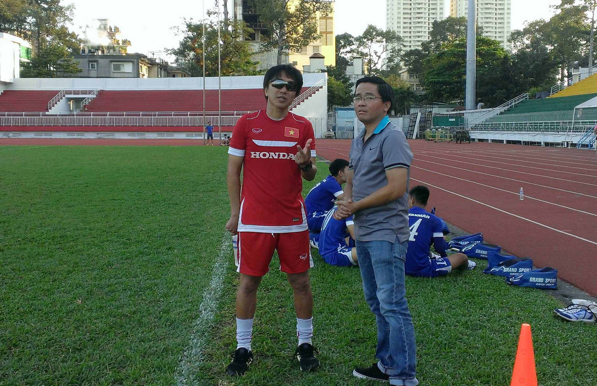 Ông Nguyễn Tấn Anh (phải) gặp HLV Miura để xin phép cho Xuân Trường tham dự lễ ký hợp đồng với CLB Incheon chiều mai