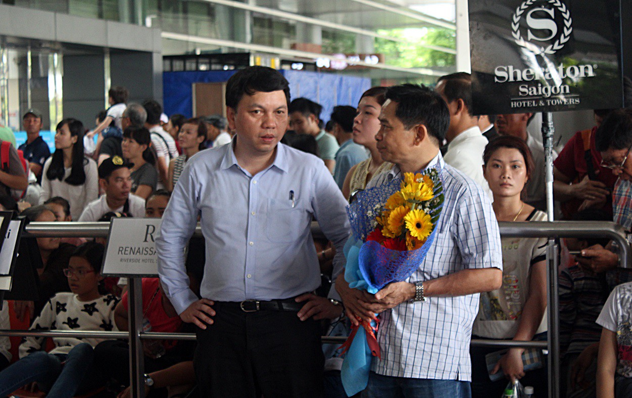 Tổng thư ký Lê Hoài Anh đã có mặt tại sân bay từ khá sớm để chờ đón Công Phượng về nước.