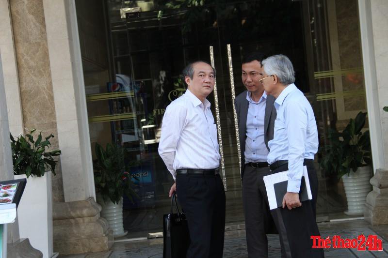 Chủ tịch Lê Hùng Dũng đứng trò chuyện với ông Vương Bích Thắng trước giờ họp
