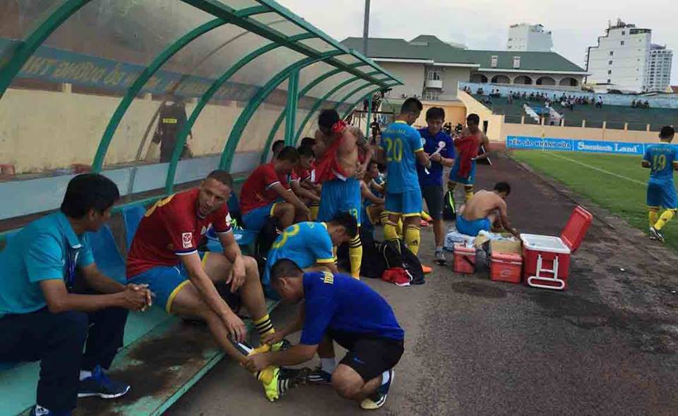 Các cầu thủ S.Khánh Hòa chuẩn bị ra sân trước giờ thi đấu