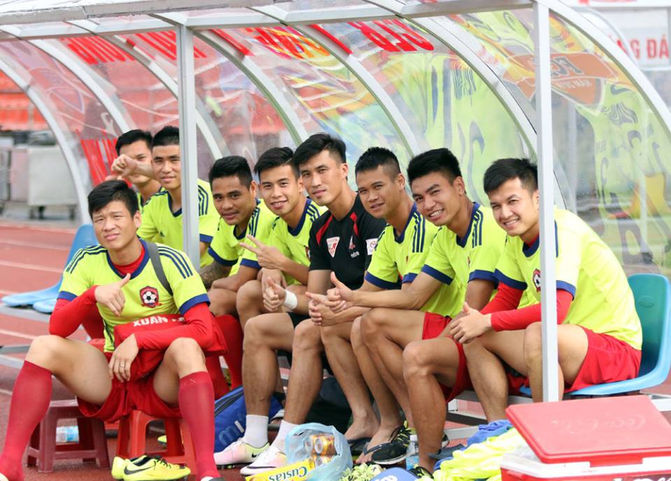 Thủ môn Đinh Xuân Việt cùng các cầu thủ dự bị của Hải Phòng ở trận gặp S.Khánh Hòa chiều nay