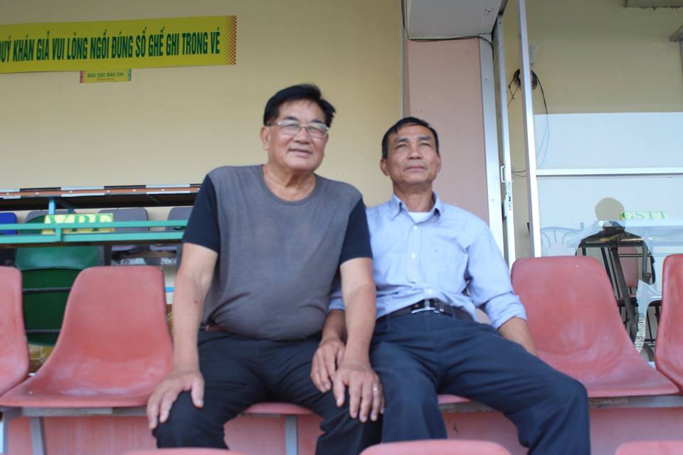 Ông Nguyễn Công Bảy - Bố Công Phượng (phải) và đạo diễn Trần Vịnh đến cổ vũ cho HA.GL