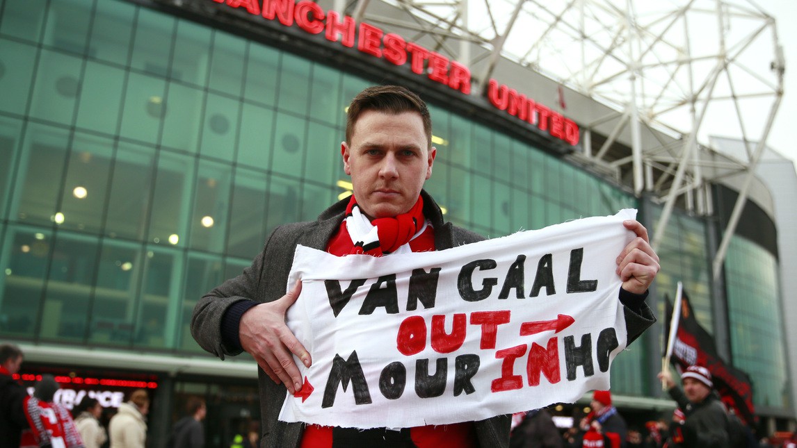 Biểu ngữ 'chơi chữ' đòi đuổi Van Gaal đón Mourinho của fan M.U