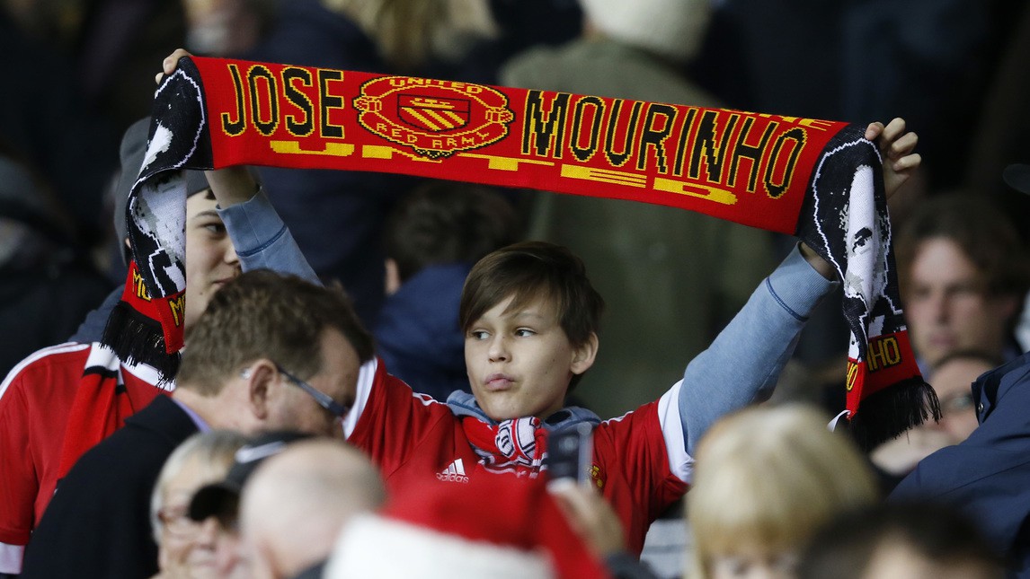 Những chiếc khăn in tên Jose Mourinho tràn ngập ở Old Trafford