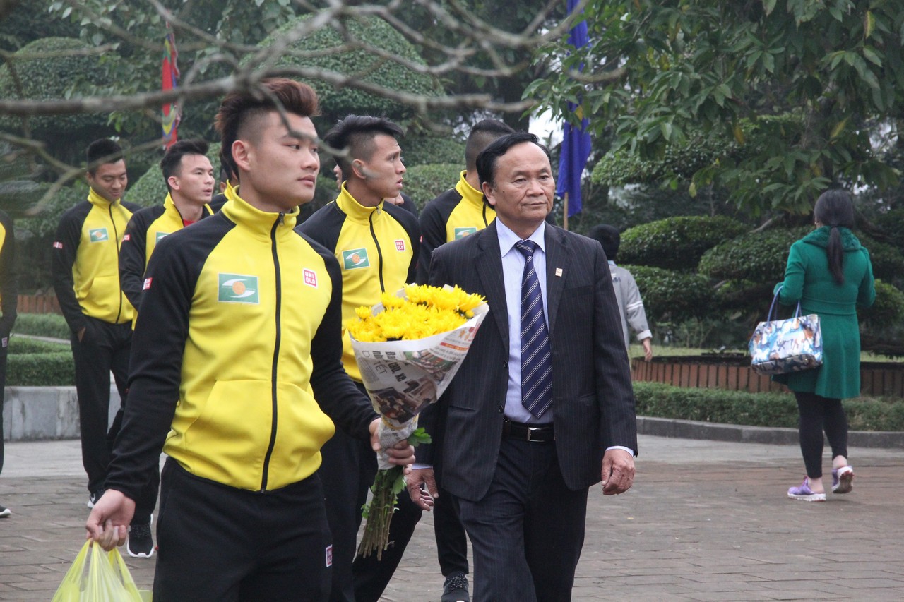 TGĐ Nguyễn Hồng Thanh dẫn đoàn lên thăm và dâng hương tại Đền thờ vua Quang Trung - núi Dũng Quyết.