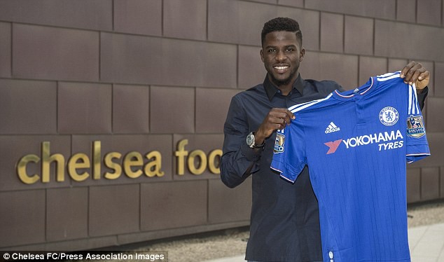 Papy Djilobodji chưa làm được gì cùng Chelsea ngoài việc giơ áo chụp ảnh