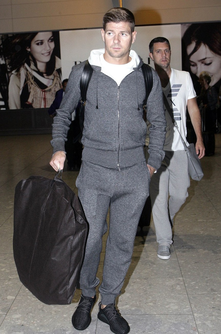 Steven Gerrard ở phi trường Heathrow sau chuyến bay trở về quê hương từ Mỹ